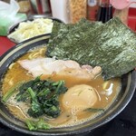 家系ラーメン 王道家 本店 - ラーメンと味玉トッピング