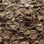 クッチーナ - 圧巻の壁面は本物の食器！