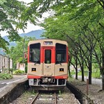 終着北濃駅 - 緑の木々に囲まれる