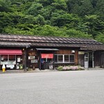 終着北濃駅 - 北濃駅入口は右手 左手が店舗入り口