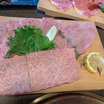 五味焼 - 上から時計回りに　三ツ星若狭牛マキ（脂の概念が覆る霜降りの最終兵器）1500円、三ツ星若狭牛ミスジ（焼肉ファンが最後にたどり着く楽園）1500円、三ツ星若狭牛ザブトン2人前（大人の贅沢）4000円