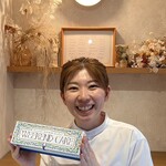 Haruka Murooka - 室岡さんに笑顔いただきました♪
      旦那様デザインの箱（河内晩柑 WEEKEND CAKE ）を掲げています
      6月のコース、めちゃ美味しかったです♪
      来月の桃も楽しみです♪
      ありがとうございました