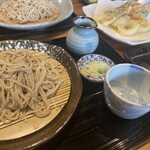 手打ち蕎麦処 嵯峨 - 運ばれてきたお蕎麦はつやつや。つけ汁の出汁の香りもいい。