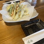 手打ち蕎麦処 嵯峨 - 旬天。2人前強あり、日によって違うみたい。この日はエシャレット、ズッキーニ、新玉ねぎ、にんじん、絹さや。