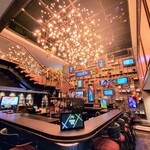 ザ・ライブリーキッチン - ロビーの吹き抜けバー（宿泊者ビール無料）