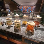 ザ・ライブリーキッチン - ドリンクバーにはスパークリングワインなどのお酒も