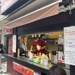 KEBAB ZEN - 前客のケバブ6個を必死で作ってる