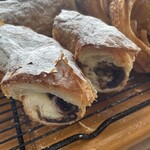 パン工房マウンテン - あんこが中に入ったリングパン。あんこたっぷり！