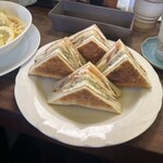 BUCYO COFFEE - 期間限定　りんごとクリームチーズ青のりツナマヨサンド