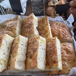 パン工房マウンテン - フォカッチャはかなり大きなサイズでした。ふかふか