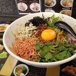 煮干らあめん　じんべえ - エビまぜそば、950円。