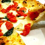 PIZZA SALVATORE CUOMO - 薄手の生地で周囲はふかふか