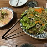 炭炉ばた こみ哉 松山 - 胡麻だれカンパチ　水菜とじゃこの海藻サラダ