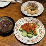 酒とツマミ ちゅんま - チーズ醤油漬け、ホタルイカわさび漬け、もろきゅう