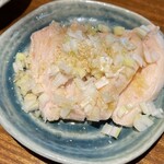 酒とツマミ ちゅんま - 蒸し鶏ネギ塩ダレ