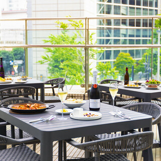 丸の内で解放感あふれるテラス空間を