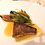 シェヌー - 真鯛のポワレ、赤ピーマンのソース