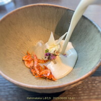BURDIGALA MARUNOUCHI The Restaurant - 【ロワール産アスパラガス冷製スープ】S嬢，自分のモニター見ながらアスパラガススープを注いでくれました