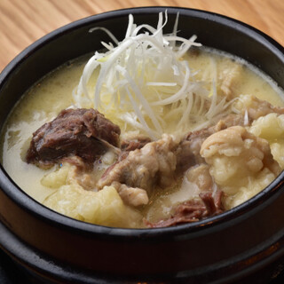 とろとろのモツ煮込みも、はずせない！お酒のアテにどうぞ◎