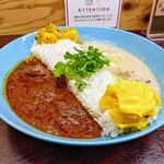 303672469 - 『カレー2種盛り（1400円税込）』『①レモン香る白いチキンカレー（マイルド）』『②ポークビンダルーMARKⅡ（中辛）』