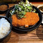 キッチン REST - で、到着。
      とんかつ定食。