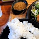 キッチン REST - ごはんも頂く。
      普通に大盛りやん。
      米不足なのに。