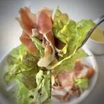 バル マルシェ コダマ エキュート品川店 - レタスで生ハムをサンド