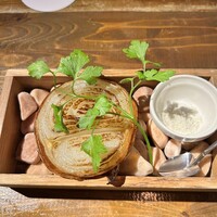 やさいの王様 銀座店 - 玉ねぎハーフ。藻塩で