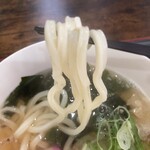ラートハウス - 手打ちの讃岐うどんはコシがあります。なによりの油カスの旨みがダシに溶け込み美味しい。