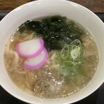 ラートハウス - カスうどん。具材は油かす(牛ホルモン)、ワカメ、蒲鉾、ネギといった内容。