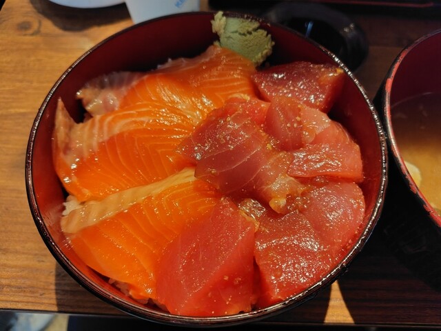 鮪丼 禁煙】高島屋にオープンした黒門市場内のまぐろ専門店の上マグロ