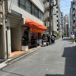 餃子の肉太郎 - テントの『光華飯店』は依然ここにあった中華料理店の名残り