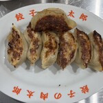 餃子の肉太郎 - １皿目：１個破れたそうでオマケ１個付いてきた