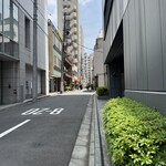 餃子の肉太郎 - 路地の奥、左のオレンジのテントが目印、右側はいもや