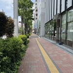 餃子の肉太郎 - 神保町交差点から水道橋に向かって歩き、この写真の路地に入る