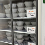 餃子の肉太郎 - 券売機横の小鉢（上方）