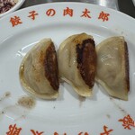 餃子の肉太郎 - ２皿目は熱々が３個ずつ出てきた。