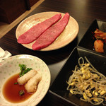 京橋 松蘭 - キムチ、ナムルセットの後はトロけるミスジ。おろしポン酢で。