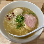 中華そば くらむ - 味玉付きの貝と焼きあごの中華そば塩