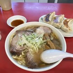 一品香 小山 - チャーシューメンと餃子
