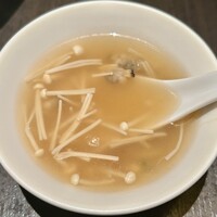 廣東料理 民生 ヒルトンプラザウエスト店 - えのきとあさりのスープ　取り分け