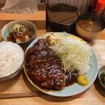 和み亭 - ランチメニューのみそカツ定食。結構なボリュームなお腹パンパン。