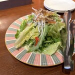 川反ミートキッチン - お通し（550円）のサラダお代わりし放題