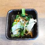 よりみち食堂 - 新鮮なホウレン草などのお浸し