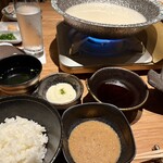 北新地 肉料理 名門 - しゃぶしゃぶはポン酢とゴマだれに薬味、ごはん、お吸い物、トロロが付いてくる