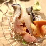 すしやのたい悟 - ・貝盛り／赤貝（+紐）、ホッキ貝、トリ貝、青柳、タイラ貝