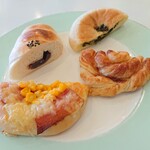 焼きたてパン&カフェレスト 富鳳珍 - 4種のパン、ドーン！