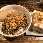 タイニーカフェ - 納豆丼　煮卵付き（ご飯少なめ）、冷奴