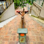 味楽 - すぐ東の路地から階段を下りて、