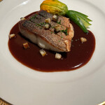 アピシウス - スズキのポワレとウナギを詰めた花ズッキーニ ジュヌヴォワーズソース